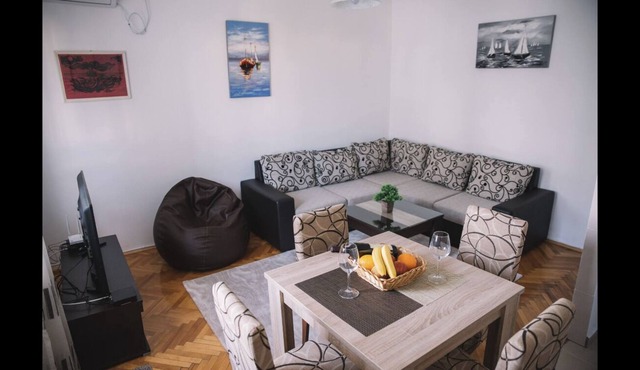 Two bedroom apartment, with city view and plenty of sunlight.