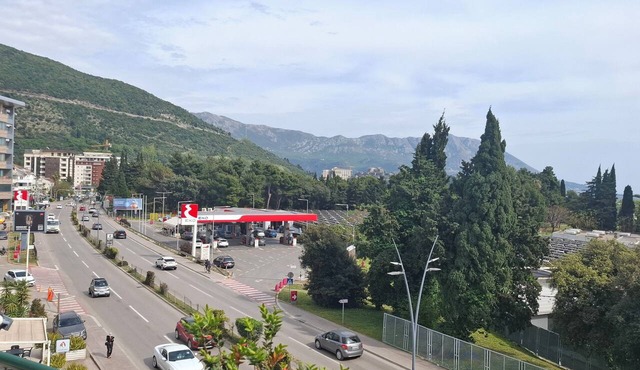 Two-bedroom cozy apartment, situated in the centre of Budva, with pleasant view.