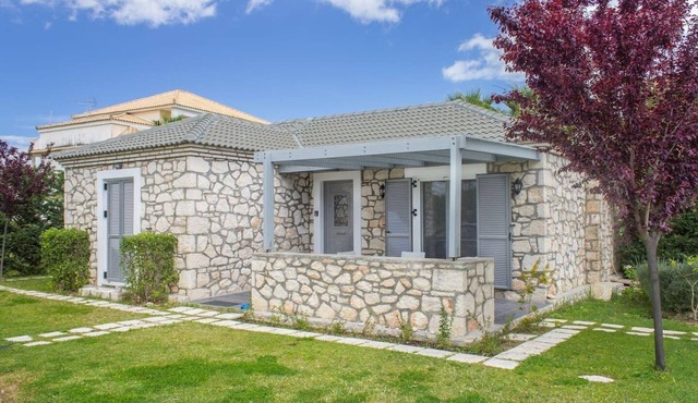 Two-bedroom villa to sleep 6. Parking, WiFi