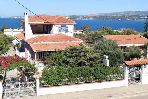 Tzivras Villa & Apartments in Lassi