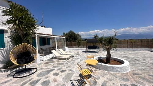 Unique Beachfront Cottage House - Private Garden in Análipsis