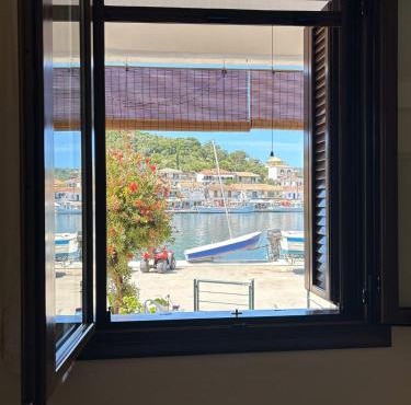 Vathi Seaside Apartment