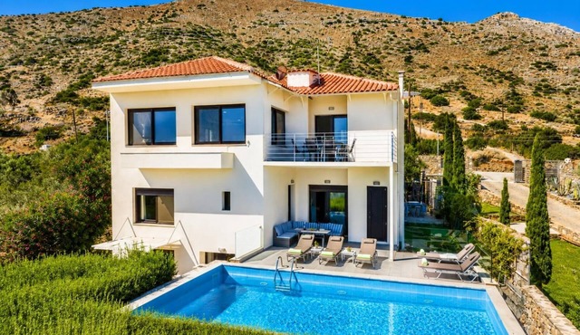 Villa Panorama - Five Bedroom Villa, Sleeps 10 in Agios Nikolaos Municipality