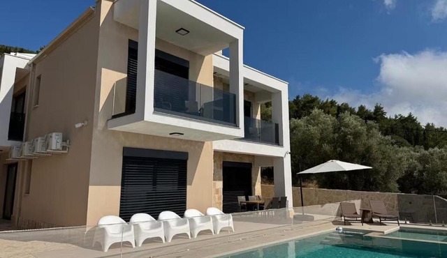 viila before booking, read the rules on the host's profile in Athens