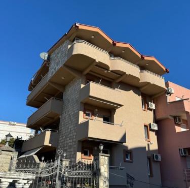 VILA Ena