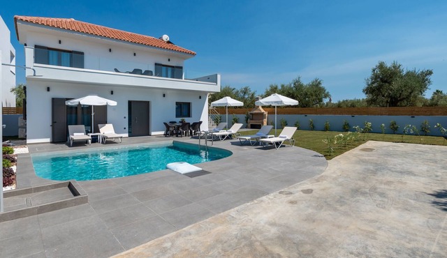 Villa Agalliu - 3 Bedroom Villa with Private pool