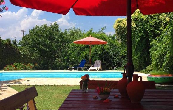 Villa Alkyon - Dreamy 3BR, Pool & BBQ next to Varnavas Beach in Athens