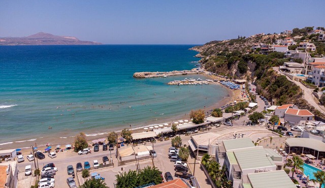 Villa Antonia steps from the sea, Wi-Fi, air conditioning in Almyrida