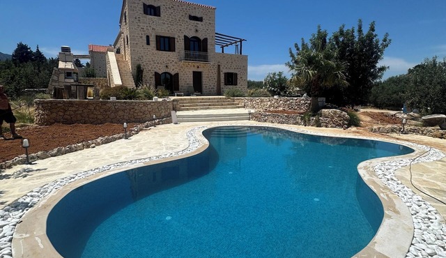 Villa Aphrodite, large swimming pool, sea & Mountain View’s in Apokoronas