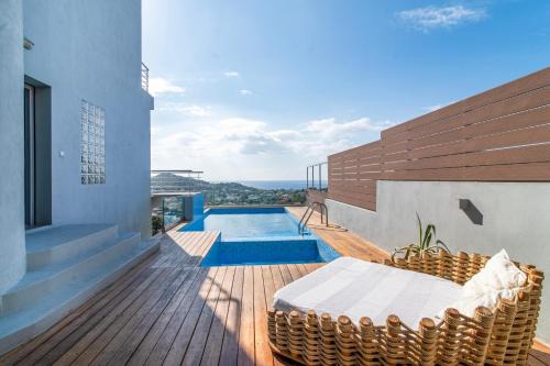 Villa Azzura with sea view & private pool at Athens Riviera in Aghia Marina