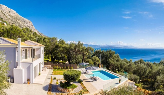 Villa Chronis - Three Bedroom Villa, Sleeps 6 in Mparmpati