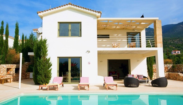 Villa 'Corali Ideales Resort' with Sea View, Wi-Fi and Air Conditioning
