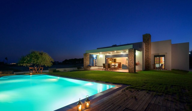 Villa 'Cristelia Seafront and Pool' with Sea View, Wi-Fi and Air Conditioning