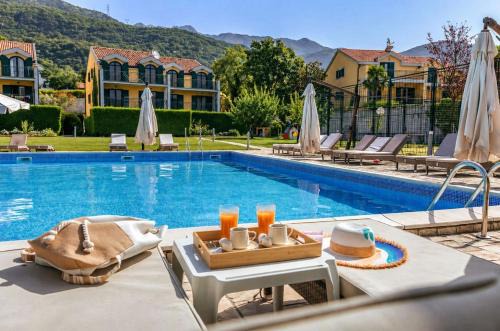 Villa Deluxe for 8 with Large Pool & Terrace