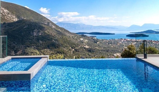 Villa "Desun Suites Grey" with Sea View, Pool & Wi-Fi in Leukada