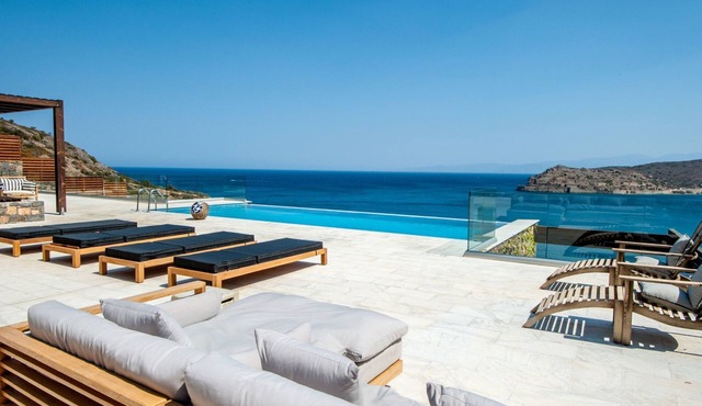 "Villa Dimitra" mit Infinity Pool by Interhome in Plaka