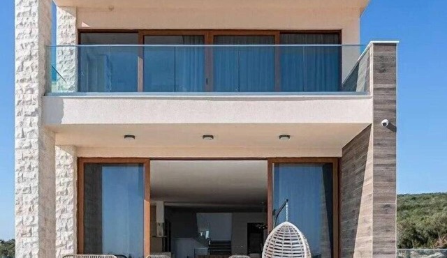 Villa Elara with Private Pool, Sauna & Spa in Krimovica, Budva Riviera