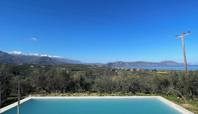 Villa Eleonas offers an unrestricted view of the sea and the surrounding area. in Rethymnon