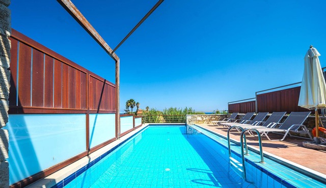 Villa for rent with private pool and sea view 200 m from the beach in Kamisiana