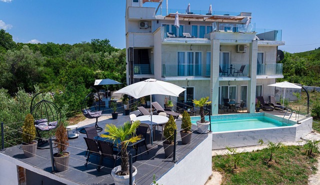 Villa Hacienda w/Pool and View Over the Horizon