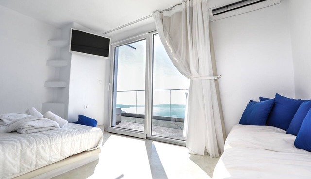 Villa Ilias Caldera Hotel in Santorini