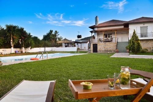 Villa John Dimeon Kato Achaia With Pool - Happy Rentals