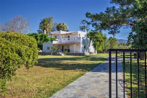 Villa Komorebi, the Private 3BR Grand Estate - 2500m2 Garden - Walk to Beach & Town in Ierapetra