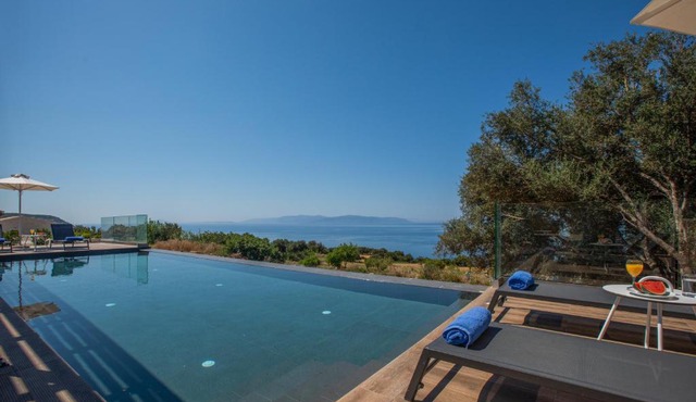 Villa Lefka with Private Infinity Pool & Panoramic Sea Views in Plateies