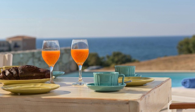 Villa Louisa by the sea,heated pool, walking distance from sea, no car needed! in Πάνορμος