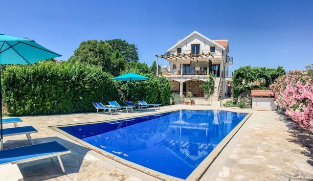 Villa Lustica - Four Bedroom Villa, Sleeps 8