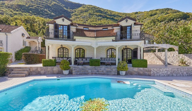 Villa MeGusto with heated sea view pool and indoor jacuzzi
