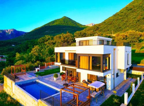 Villa Monza Sustas