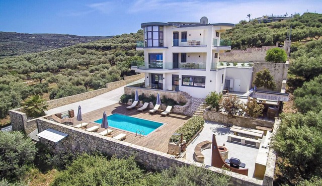 Villa Naruto | Private Apartment with Shared Pool in Kissamos