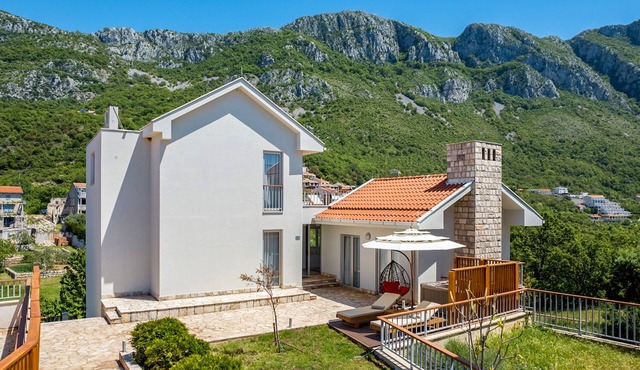 Villa Nevia - Three Bedroom Villa, Sleeps 6