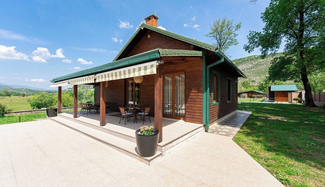Villa Oria w/Shared Pool & Sauna – Riverside Nature Escape