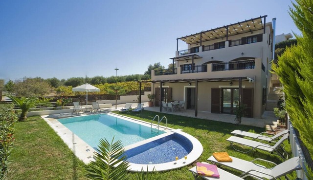 Villa Orsalia - Six Bedroom Villa, Sleeps 11 in Pigianos Kampos