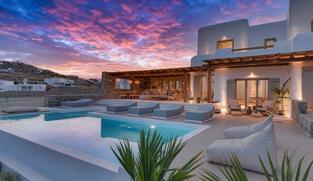 Villa Paradise 2/Pool/4+1bdrms/5baths/10guests/outdoor dining/parking/garden/BBQ