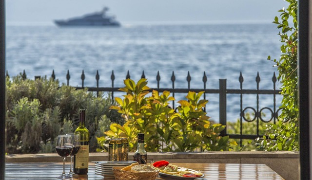 Villa Ruza, Donja Lastva. Seafront House.