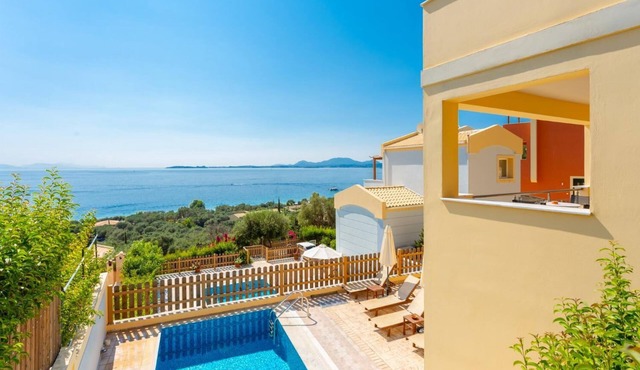 Villa Sequoia Yellow in Mparmpati