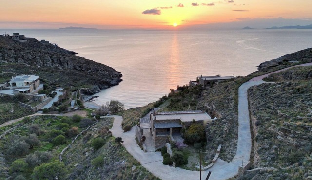 Villa Thymari, 4bedroom, waterfront, "private" beach, quiet location