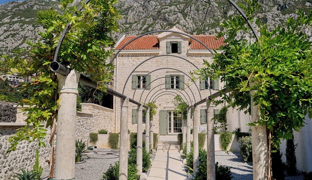 VILLA TOMA DOBROTA 1881 Seafront villa in Kotor
