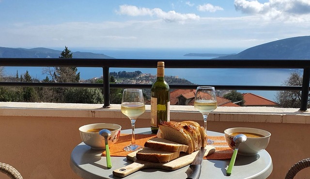 Villa Tre Tri, Eine Ganze Villa mit Privat Pool und Tollem Meeresblick