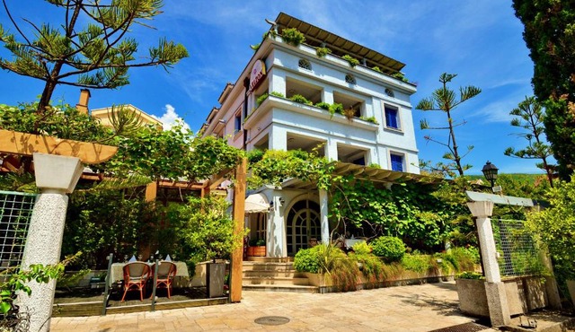 Villa Velzon Guesthouse