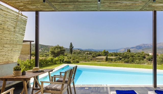 Villa Volare : A luxury villa 10 minutes from city center and the airport!