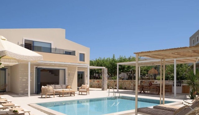 Villa w/Heated Pool, 5 min walk to Beach and Shops in Georgioupoli