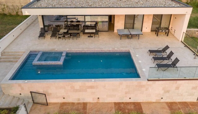 Villa Wakero with Heated Private Pool