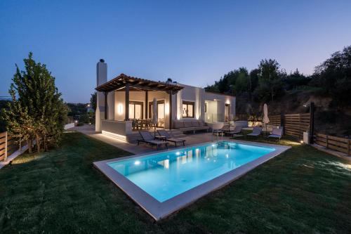Villa Wisdom - Elegant & Homely with Pool, Galatas in Chania