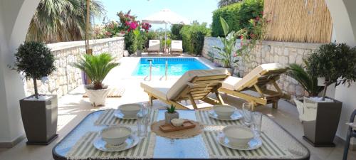 Villa with 2 bedrooms - 2 bathrooms - Private pool - WiFi 350 Mbps