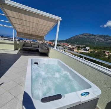 Villa with 4 bedrooms, jacuzzi and panoramic view of city and sea