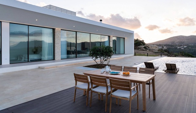 Villa with infinity heated pool fantastic views in Kissamos